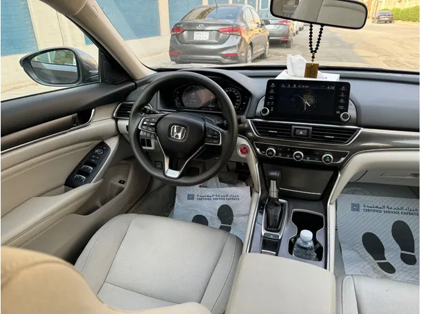 Car image 18