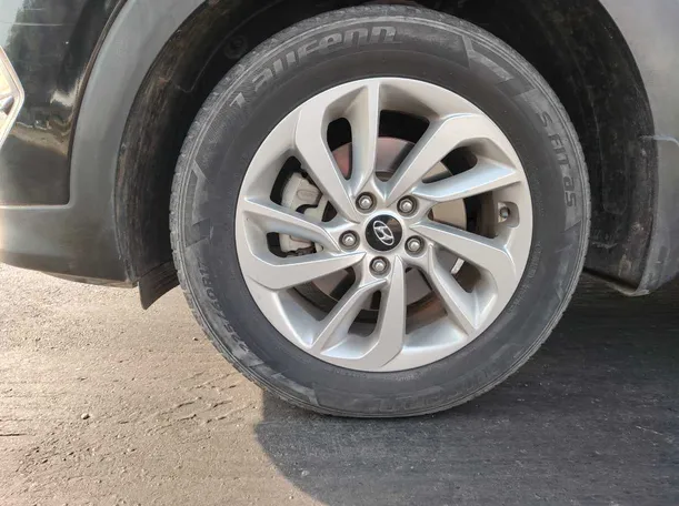 Car image 9