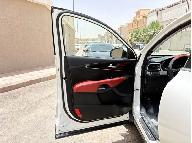 Car image 10
