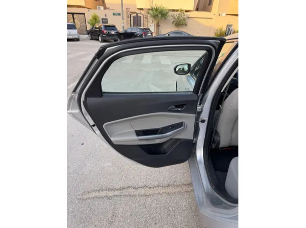 Car image 12
