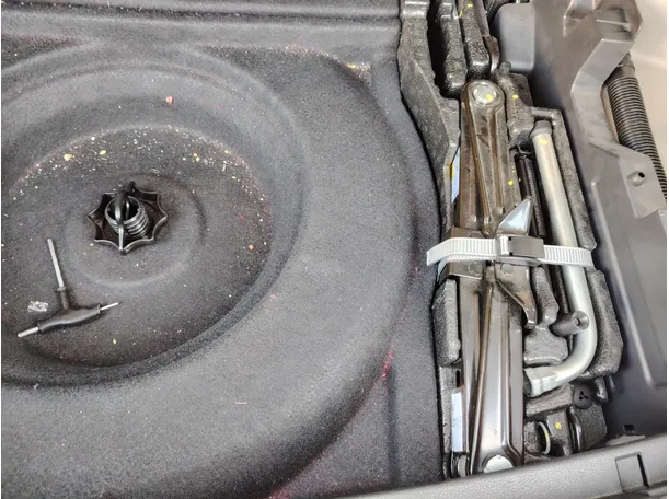 Car image 27