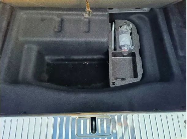 Car image 32