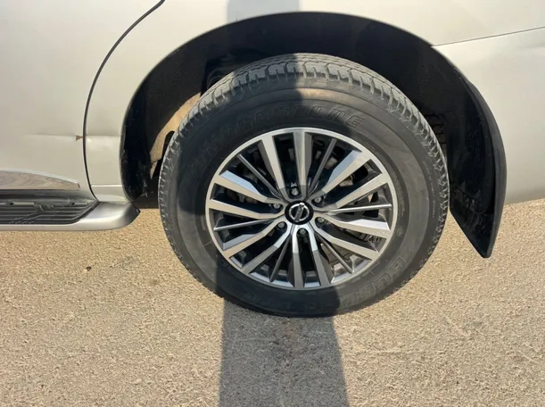 Car image 9