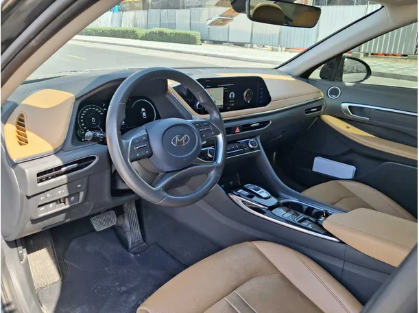 Car image 11