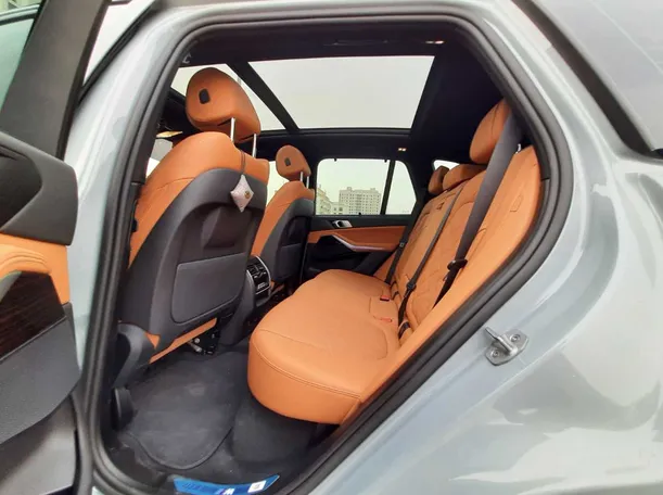 Car image 13
