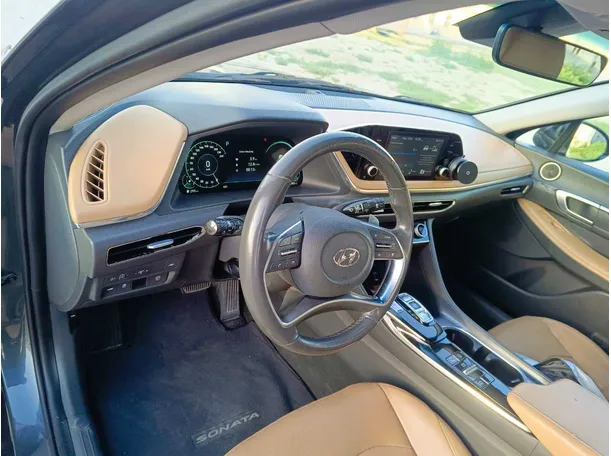 Car image 15