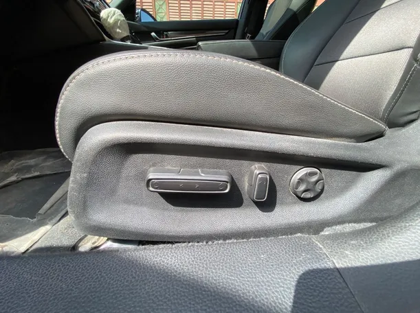 Car image 26