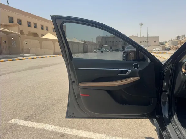 Car image 10