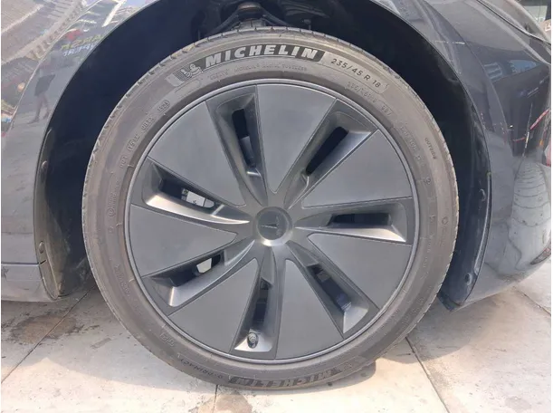 Car image 9