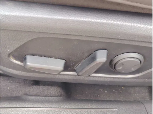 Car image 32