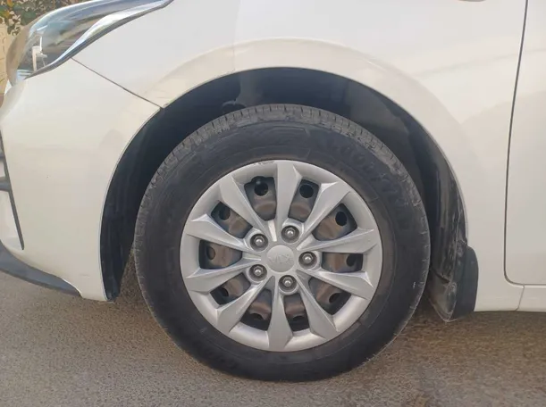 Car image 9