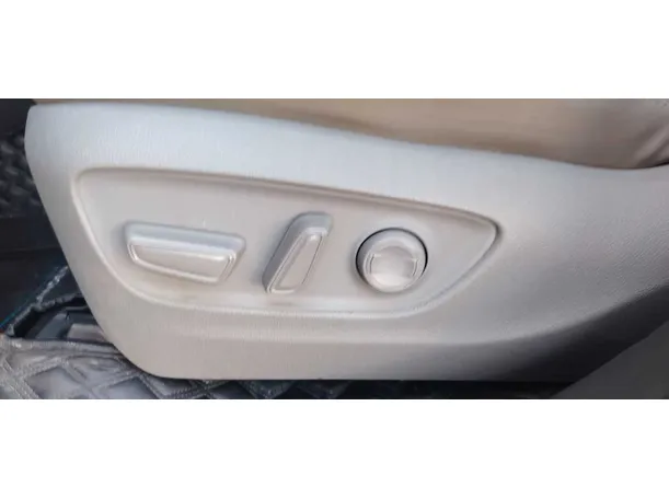 Car image 28