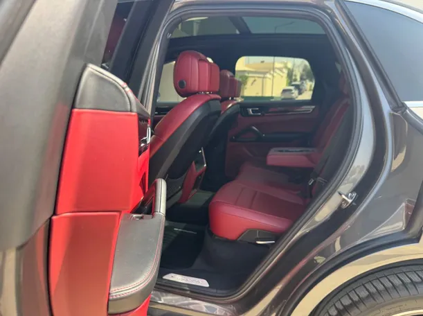 Car image 13