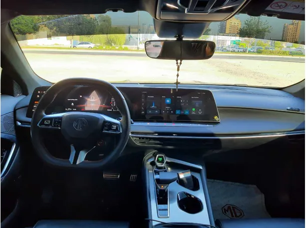 Car image 14