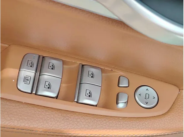 Car image 32
