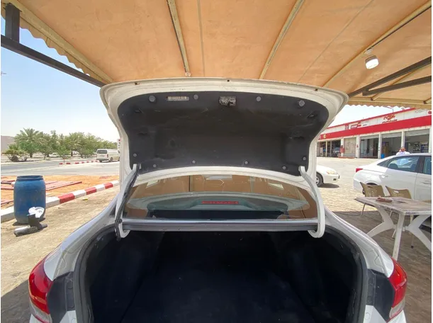 Car image 18