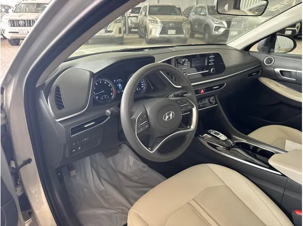 Car image 14