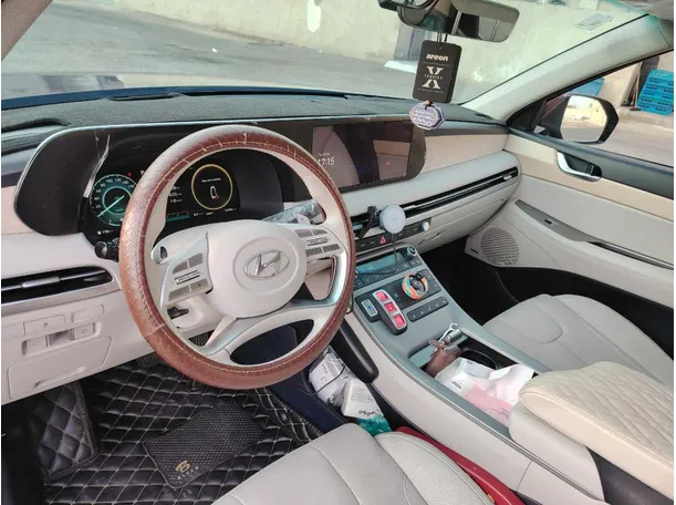 Car image 14