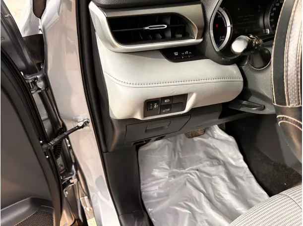 Car image 28