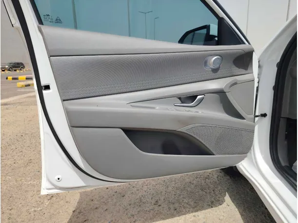 Car image 10
