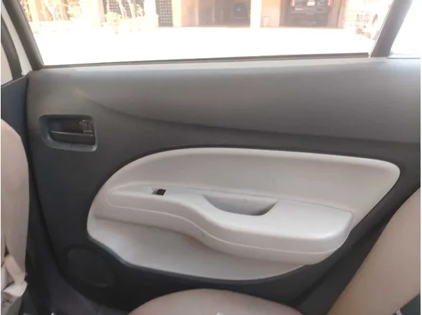 Car image 34