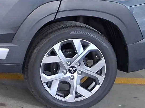 Car image 9