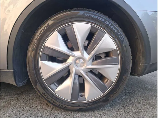 Car image 9