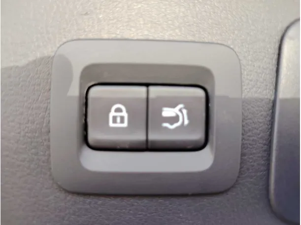 Car image 34