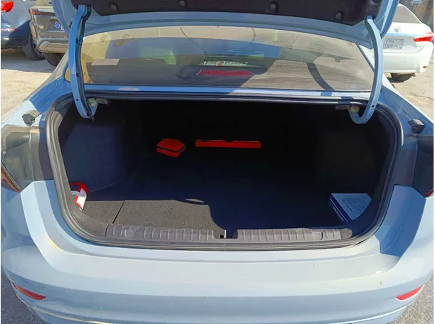 Car image 25
