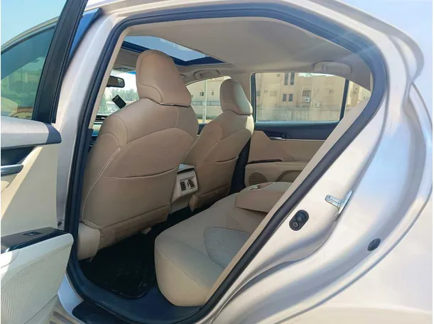 Car image 18