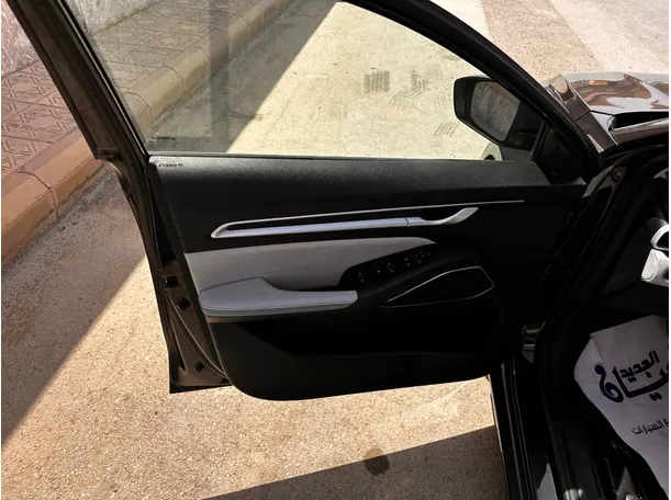 Car image 10