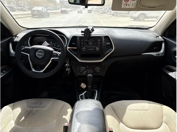 Car image 18