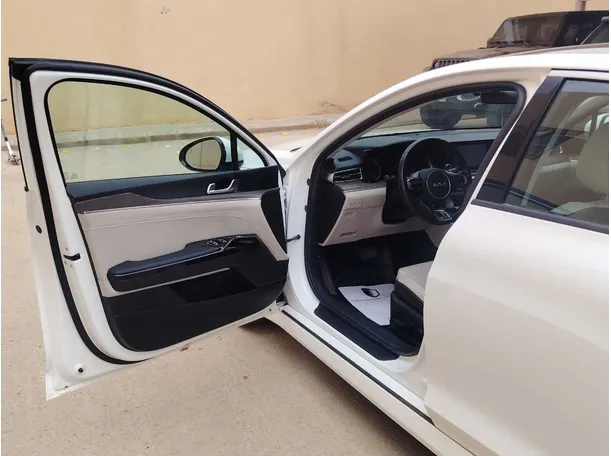 Car image 12