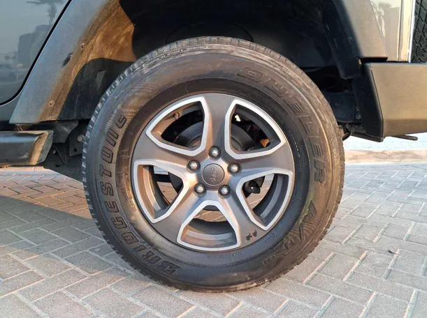 Car image 9