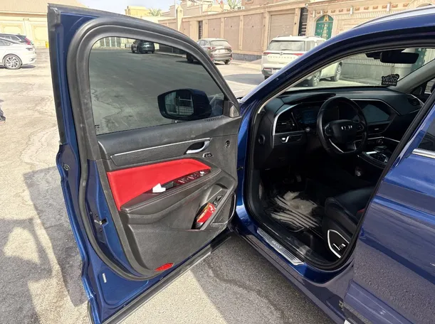 Car image 11