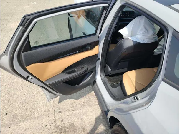 Car image 16