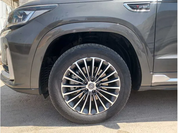 Car image 9