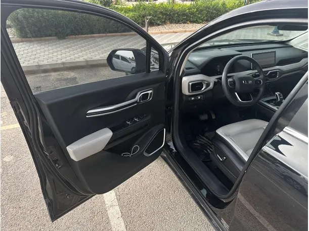 Car image 10