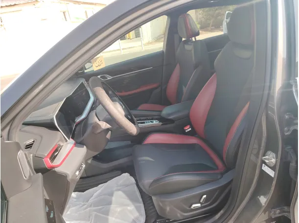 Car image 12