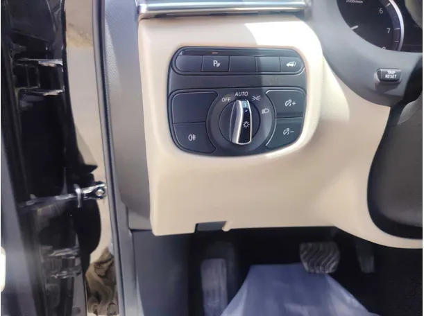 Car image 32
