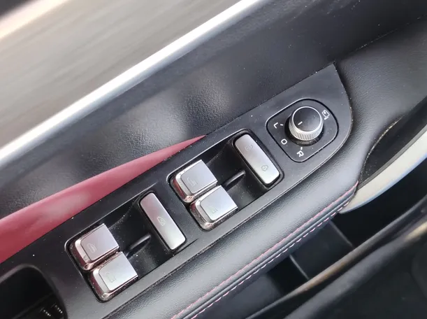 Car image 30