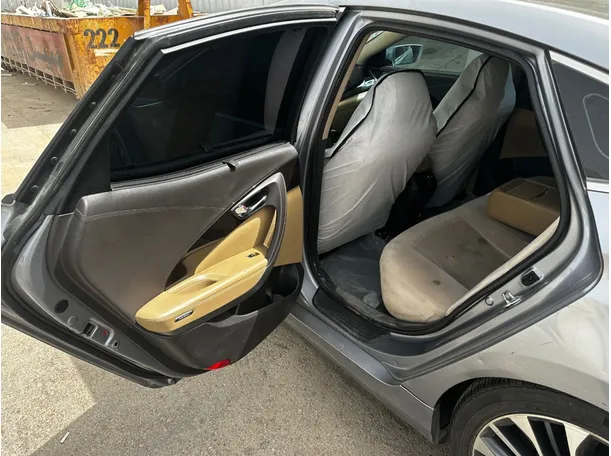 Car image 14