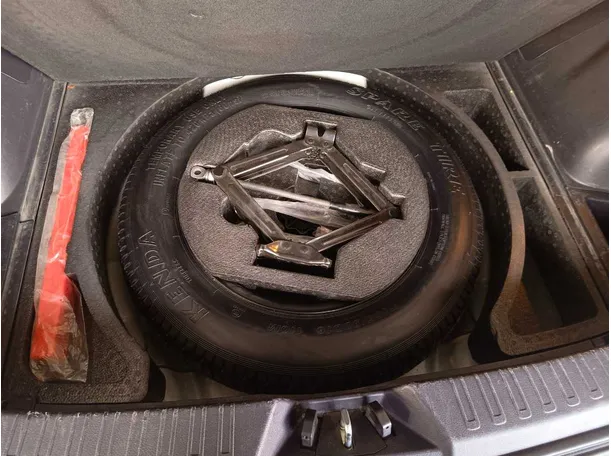 Car image 17