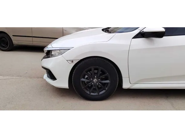 Car image 9