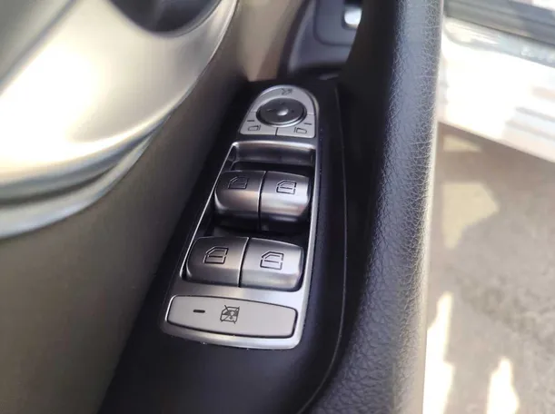 Car image 27