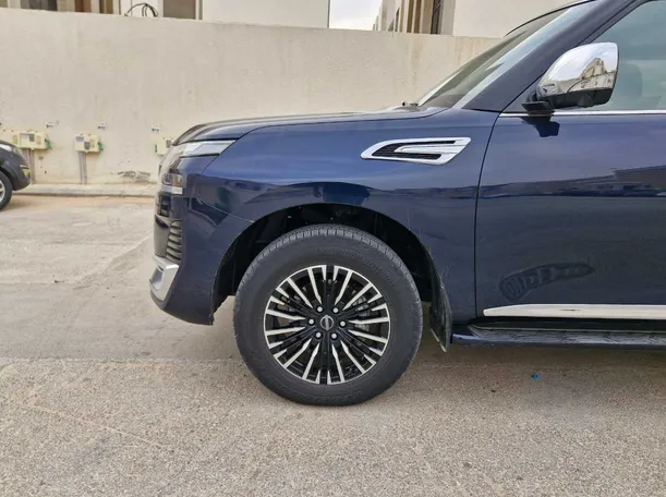 Car image 9