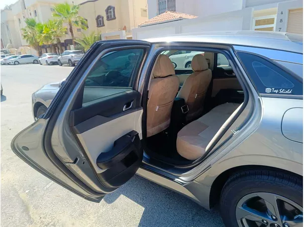 Car image 14