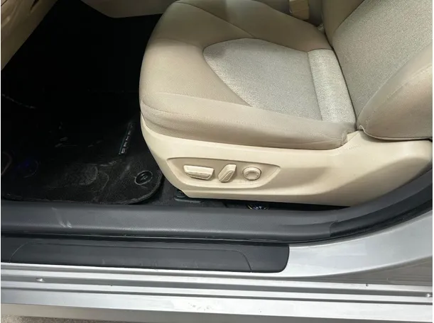 Car image 24