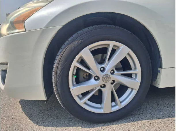 Car image 9