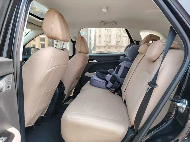 Car image 14